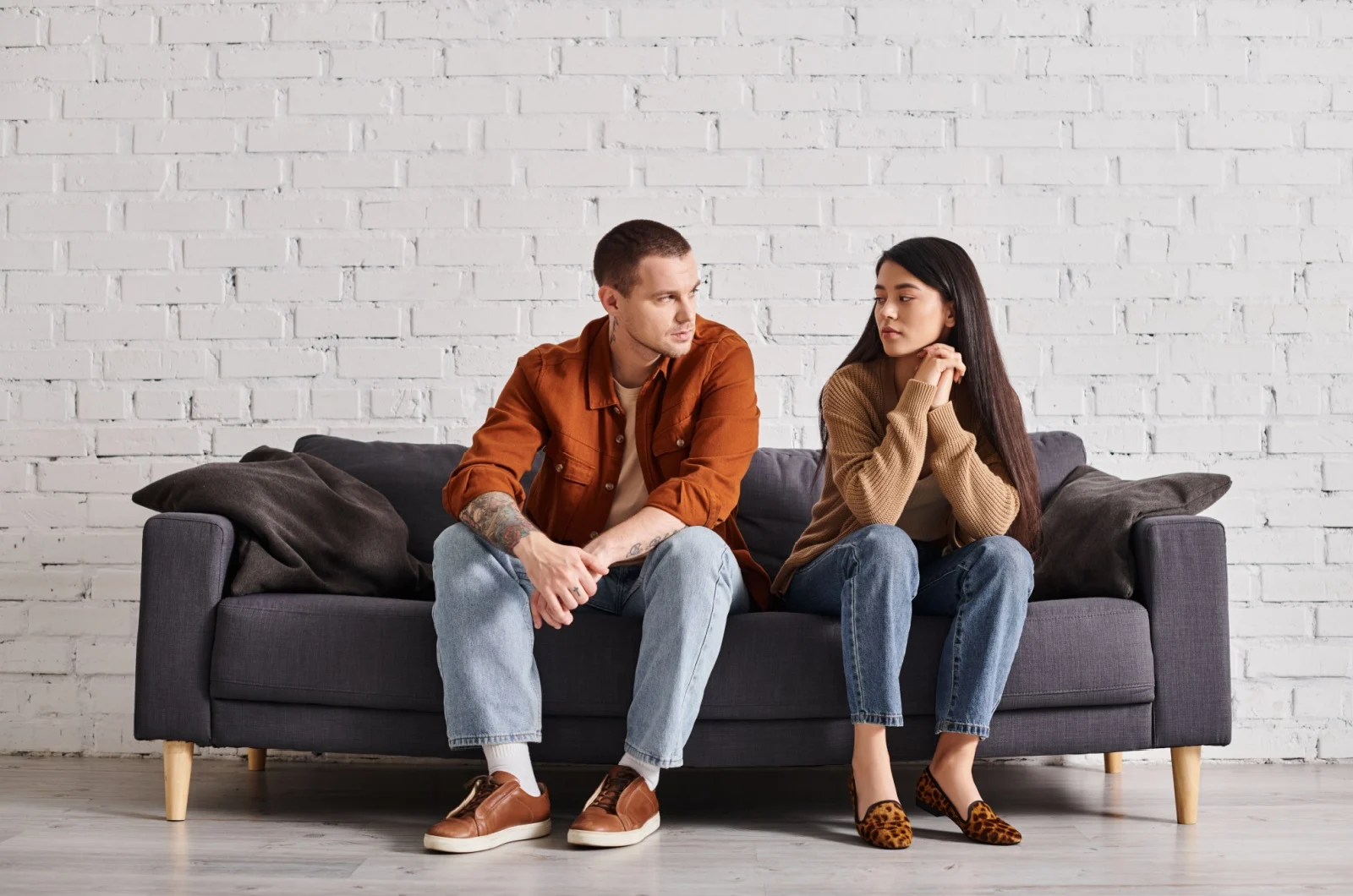 Paar sitzt auf der Couch