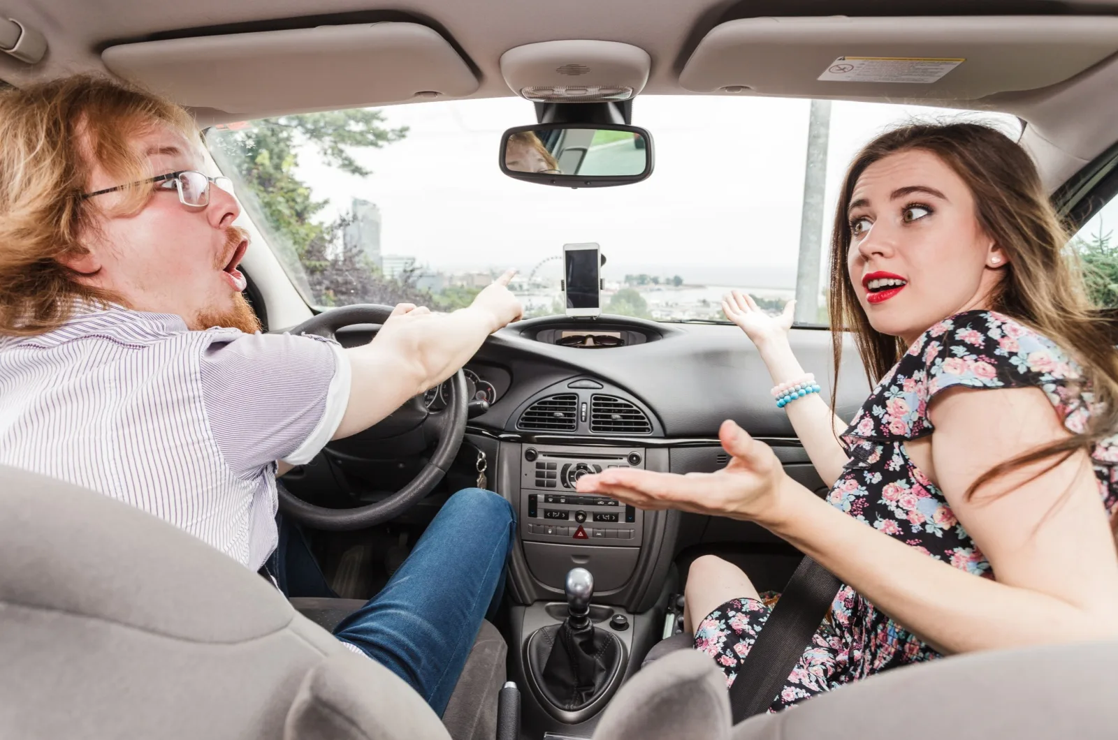 Paar streitet im Auto
