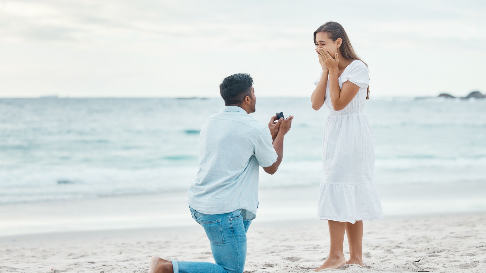 Mann macht Frau einen Heiratsantrag