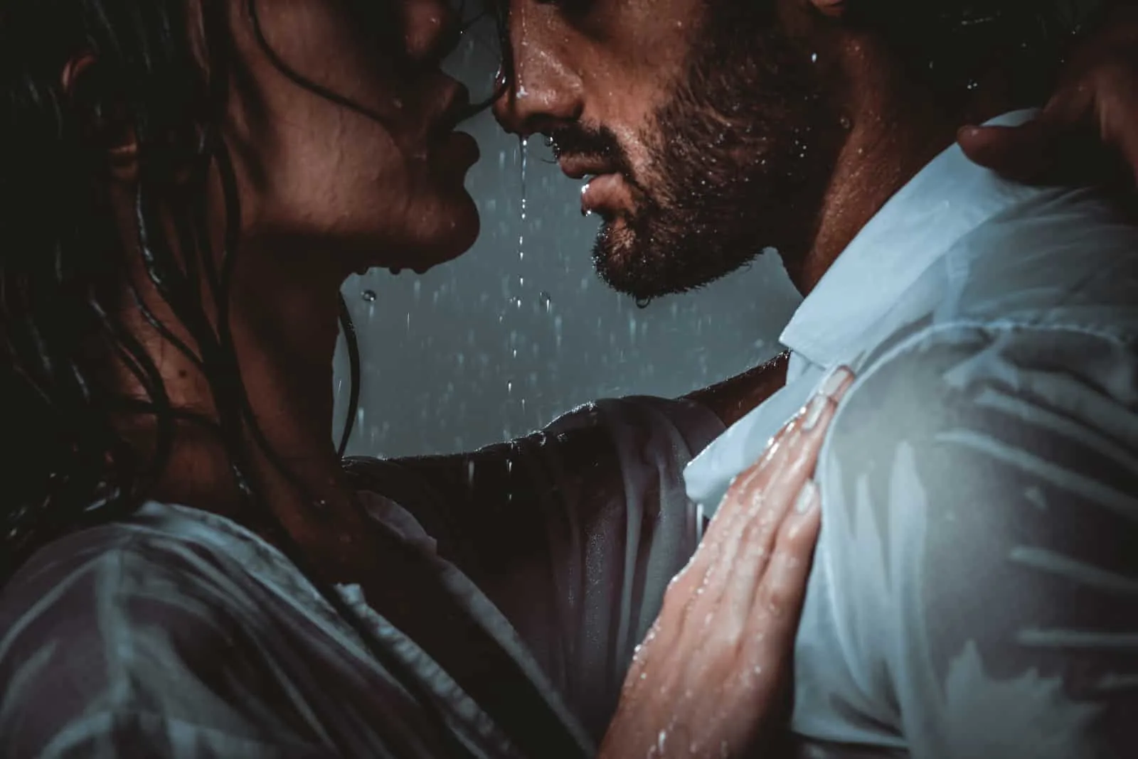 ein Mann und ein Mädchen in nassen Hemden