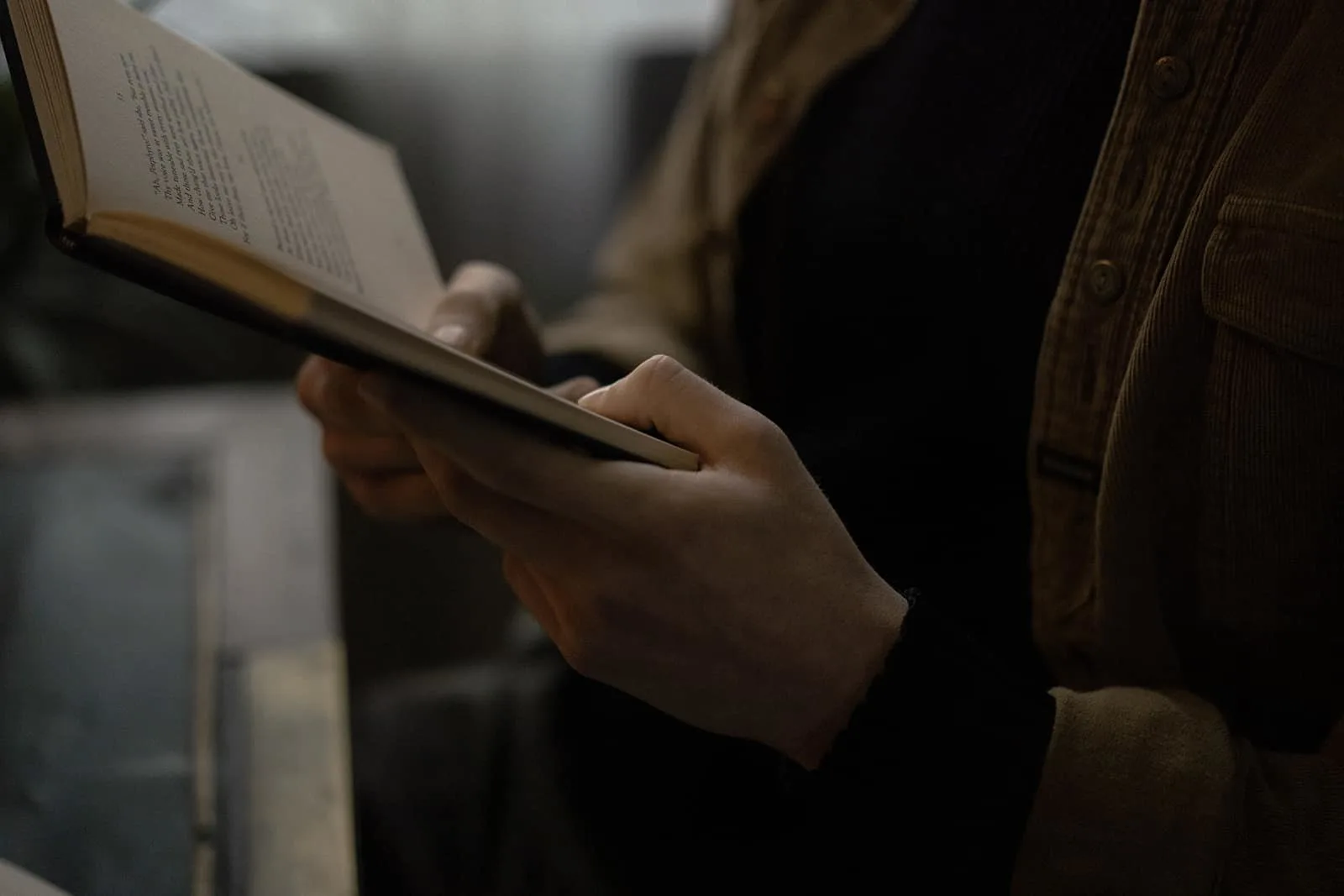 ein Mann, der ein offenes Buch hält und ein Liebesgedicht liest