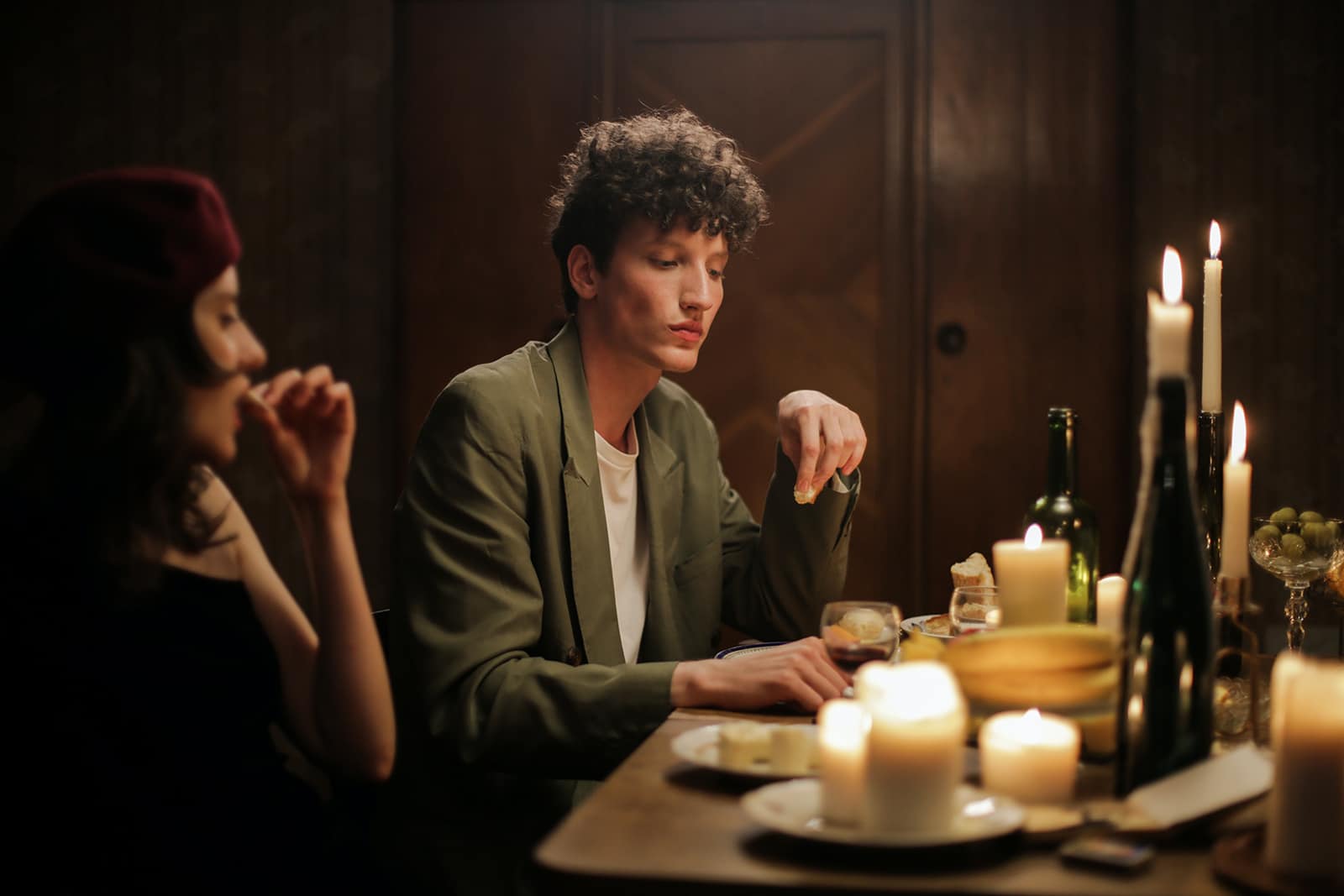 Ein Mann und eine Frau essen zu Hause romantisch zu Abend