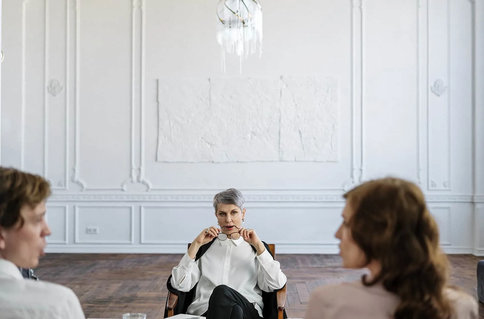 Ein Therapeut sitzt vor einem Paar und spricht miteinander