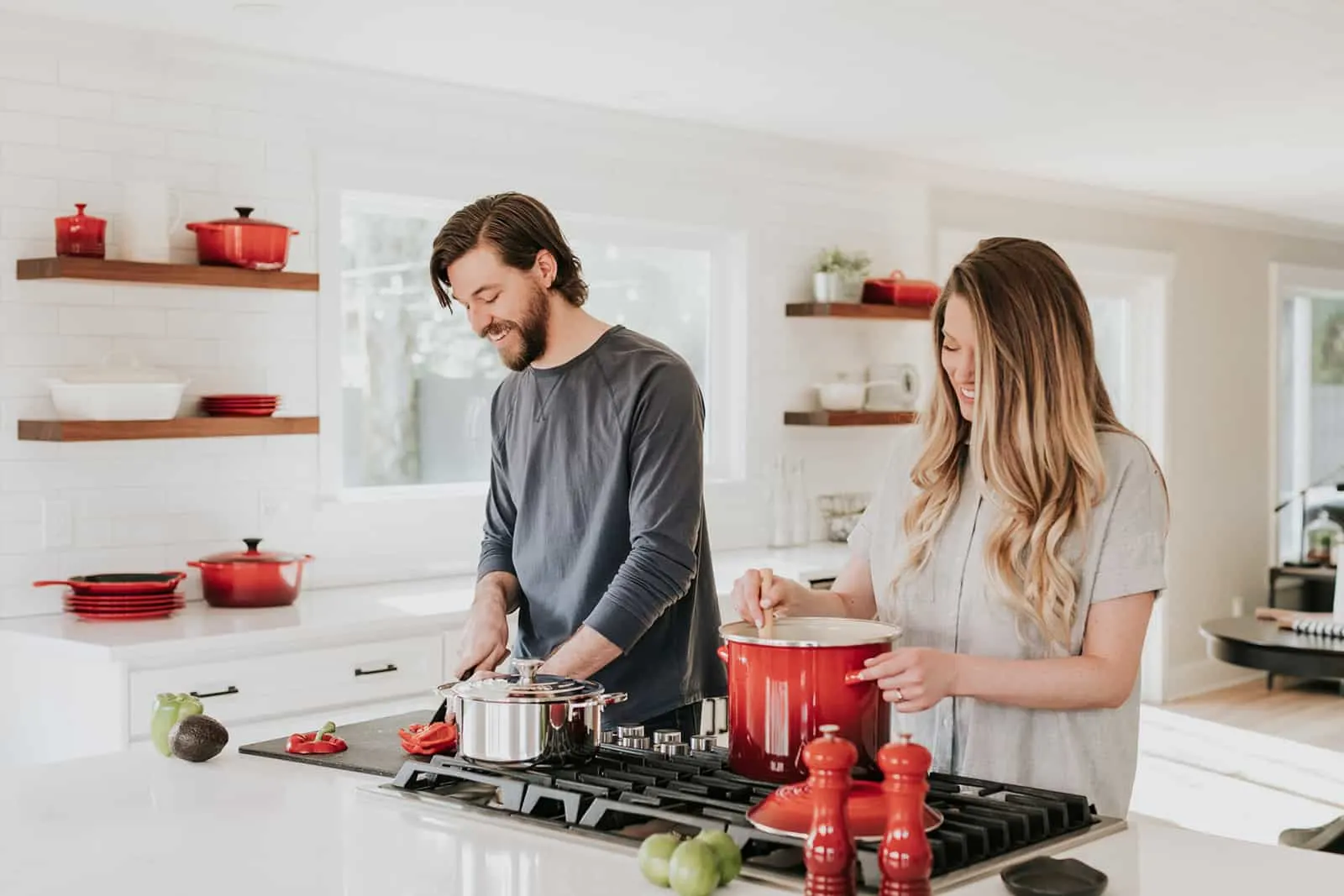ein glückliches Paar, das zusammen in der Küche zu Hause eine Mahlzeit zubereitet