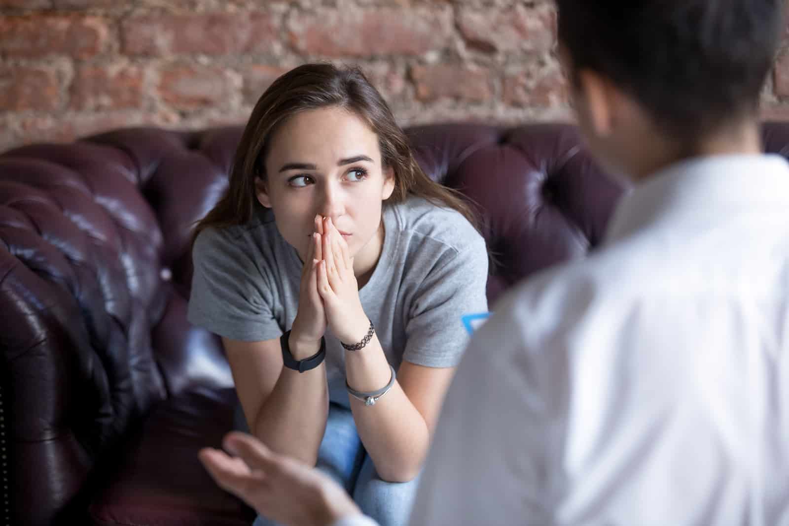ein junges Mädchen im Gespräch mit einem Psychologen