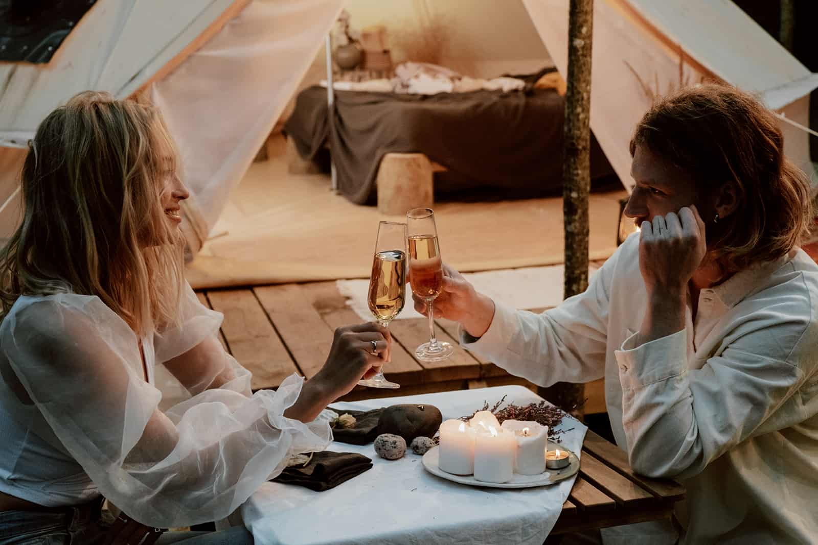 ein Paar, das an einem romantischen Abend mit Champagner anstößt