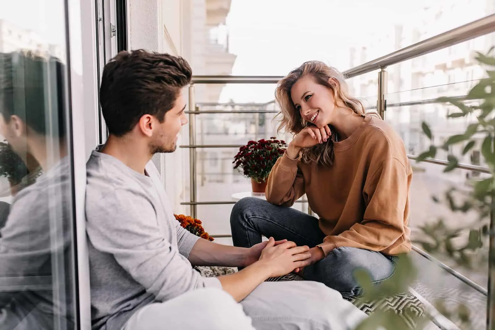 Ein Paar sitzt auf der Terrasse und spricht über ihre Beziehung