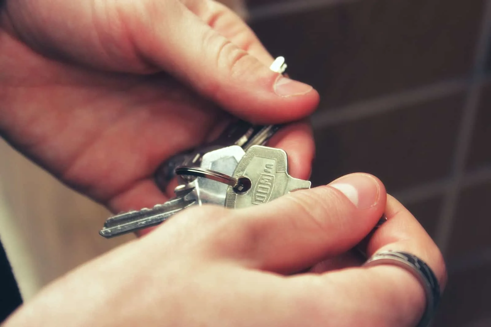 eine Person, die Schlüssel einer Wohnung hält