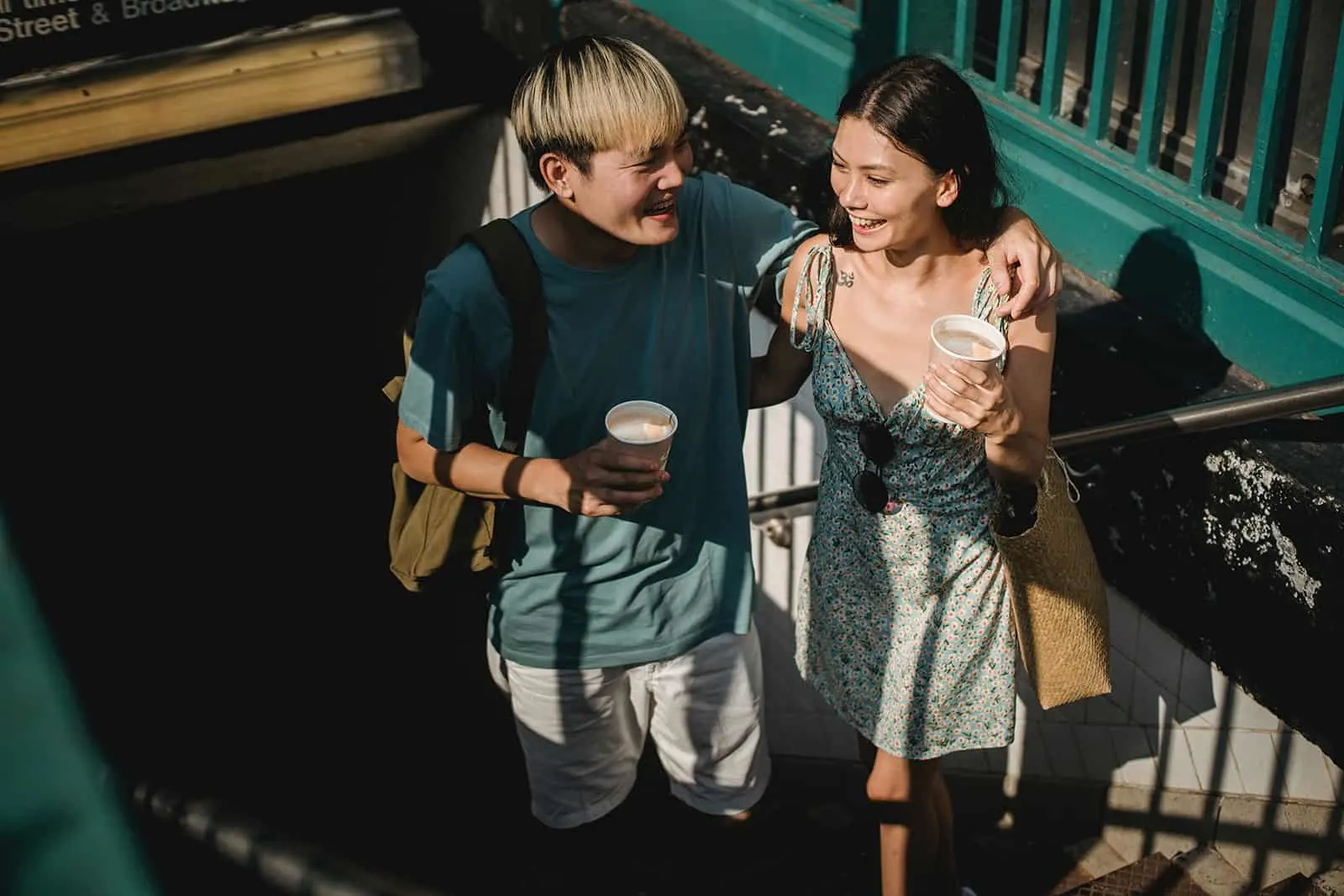 glückliches Paar, das die Treppe hinaufgeht in der U-Bahn