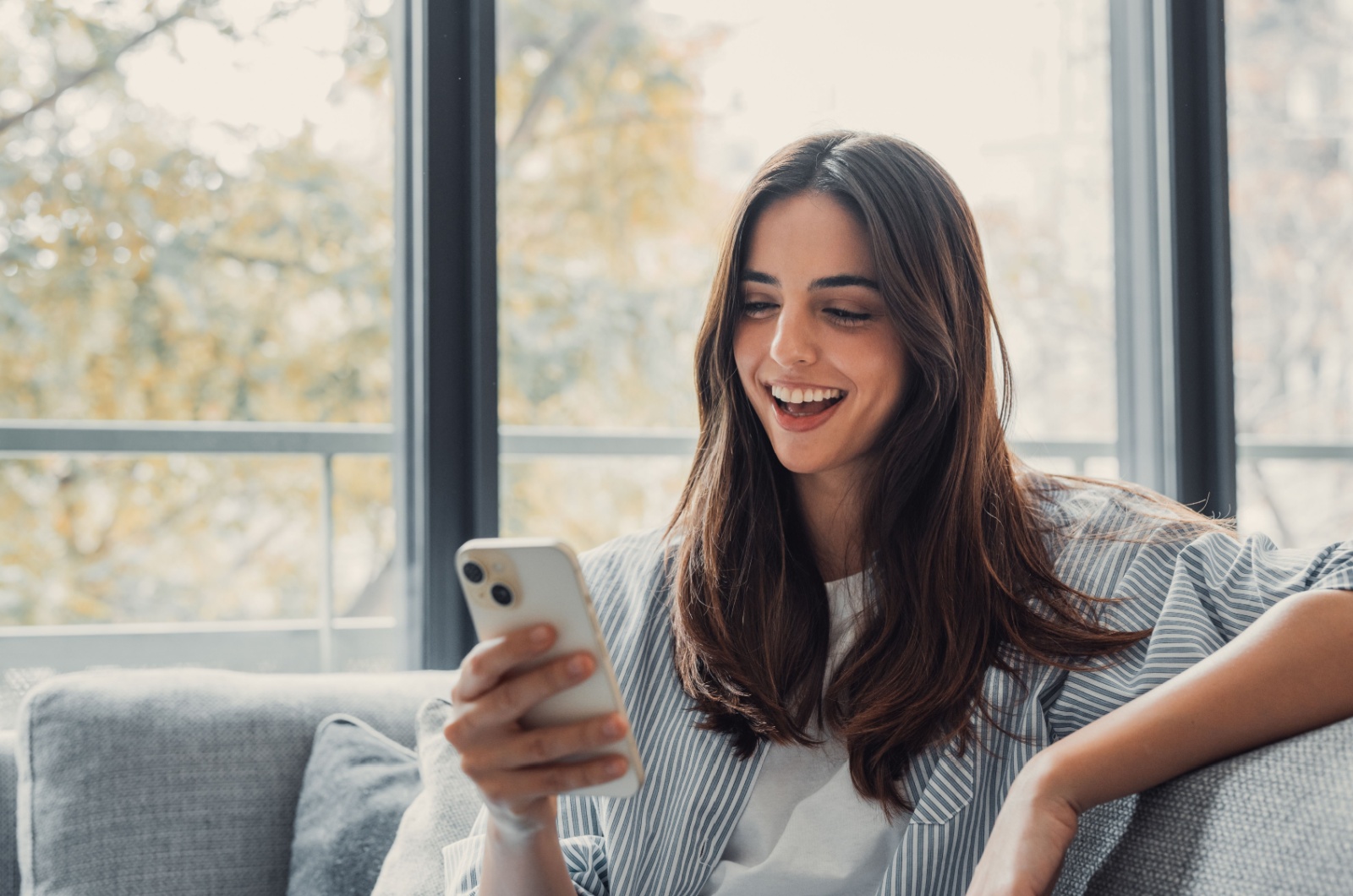glueckliche Frau mit einem Telefon