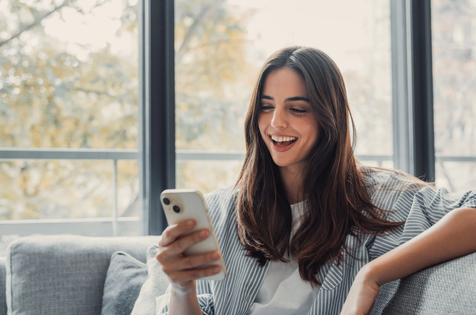 glueckliche Frau mit einem Telefon