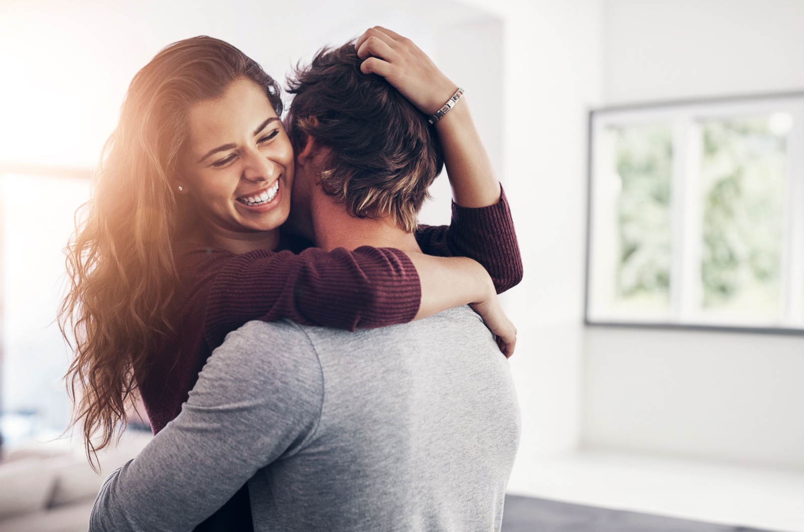 glueckliches Paar, das sich umarmt
