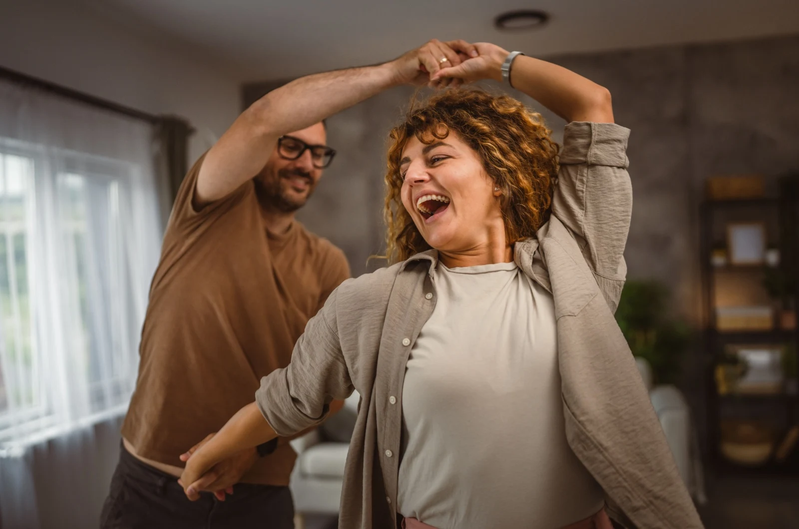 glueckliches Paar tanzt