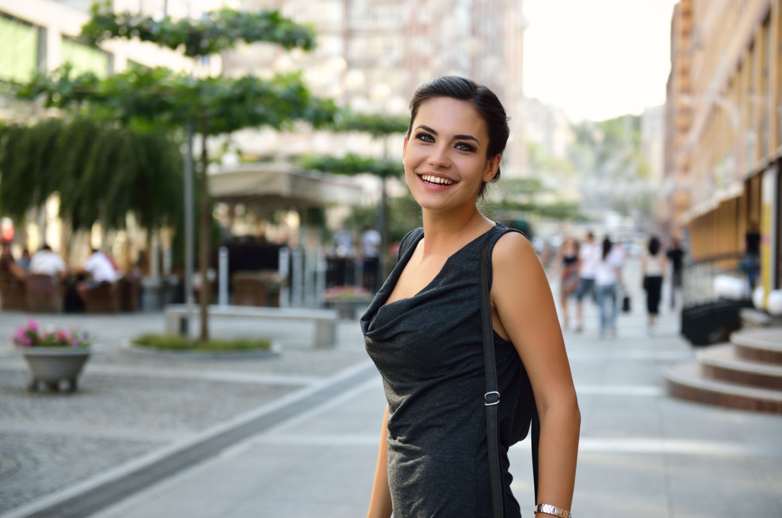 schoene Frau laechelt