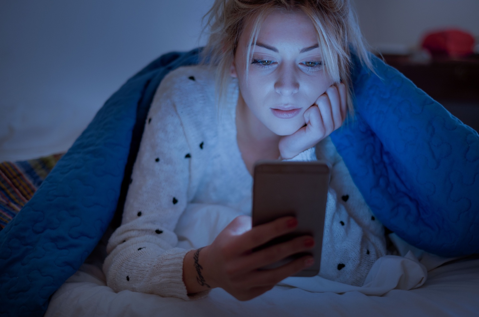 traurige Frau mit einem Telefon