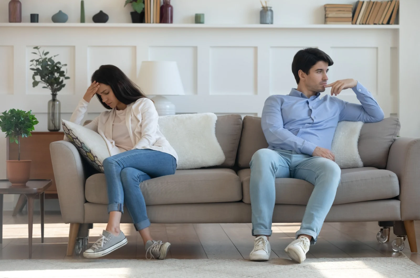 unglueckliches Paar sitzt auf der Couch