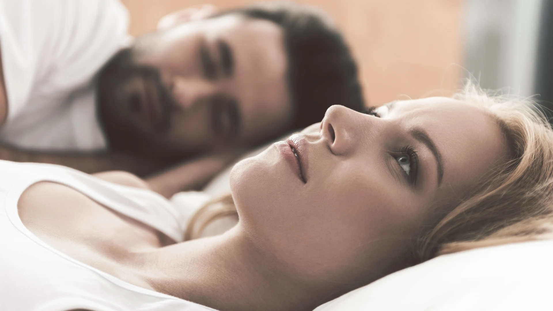 Frau denkt im Bett