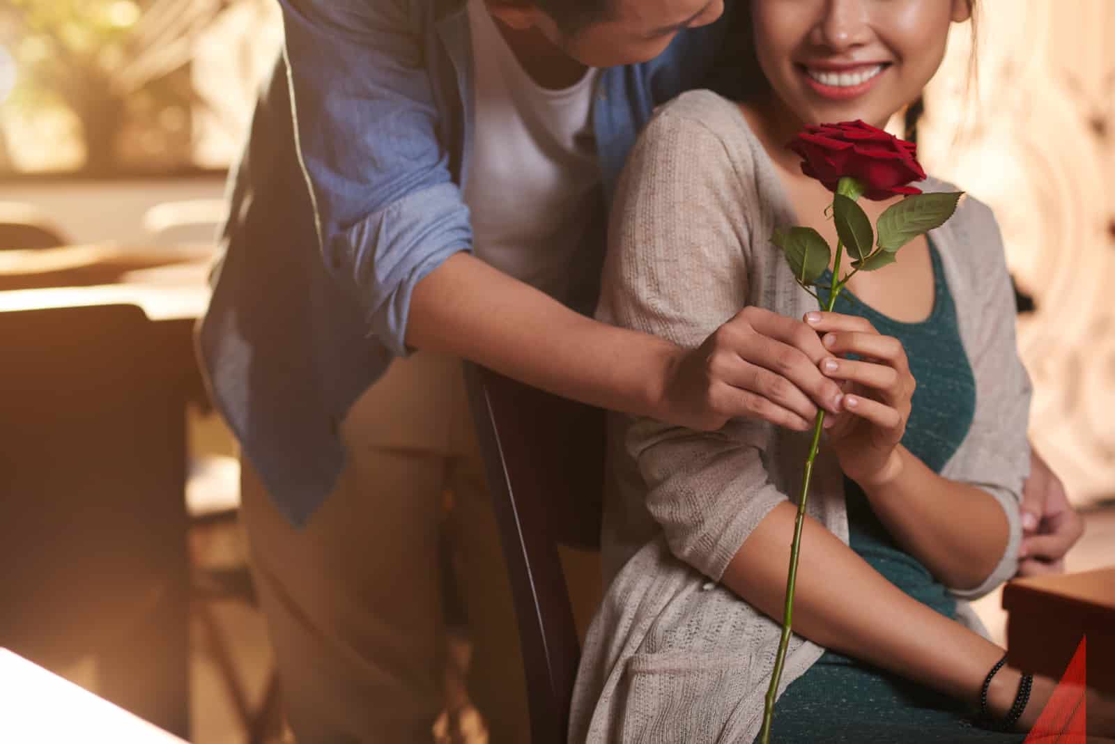 Ein Mann gibt einem Mädchen Rosen
