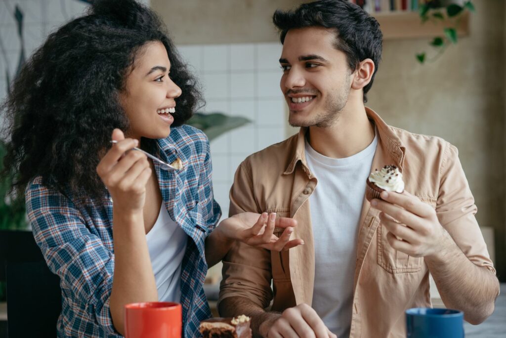 Ein Mann und eine Frau essen Kuchen