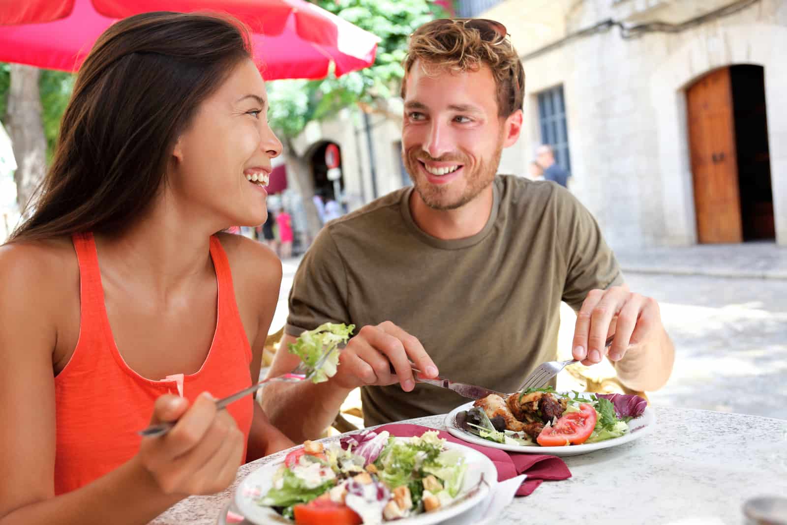 Ein Mann und eine Frau essen zusammen zu Mittag