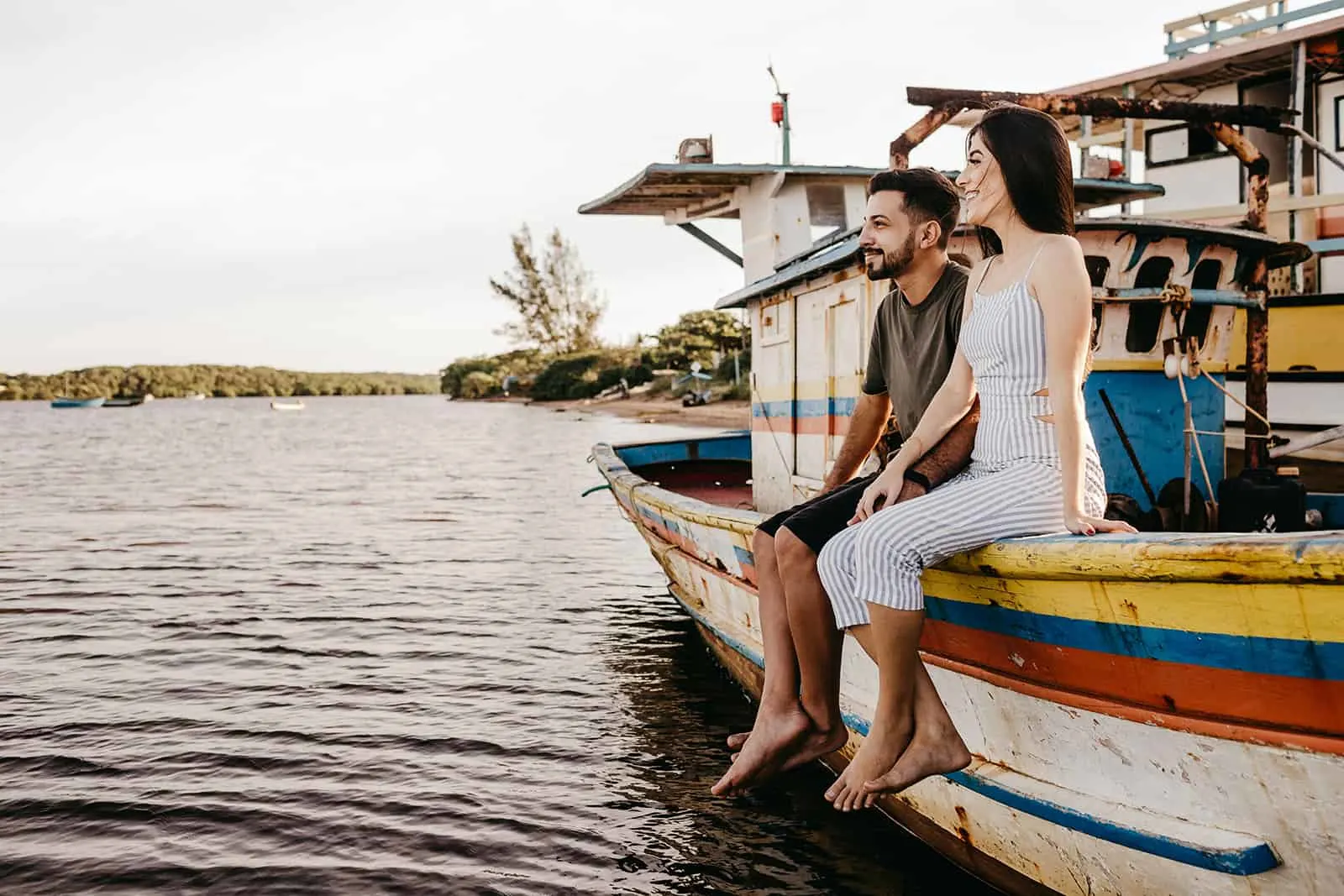 Ein Mann und eine Frau sitzen auf einem Boot und halten sich an den Händen