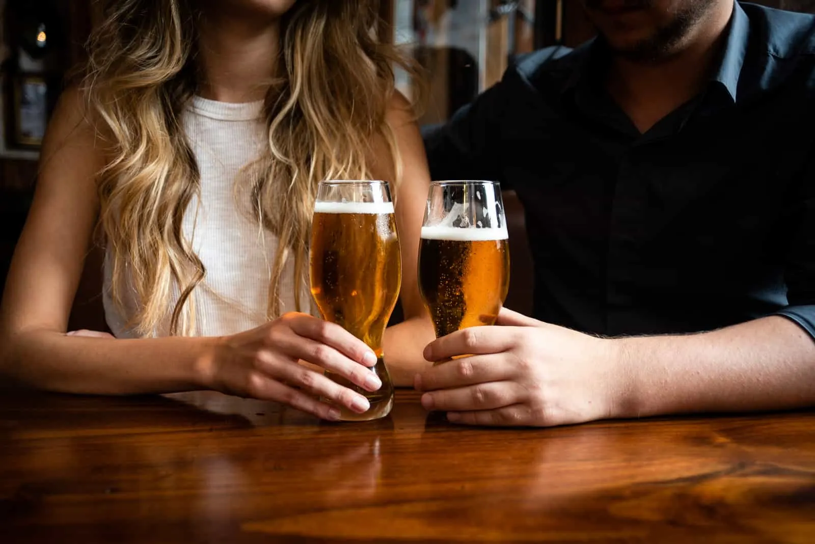 Ein Mann und eine Frau trinken Bier