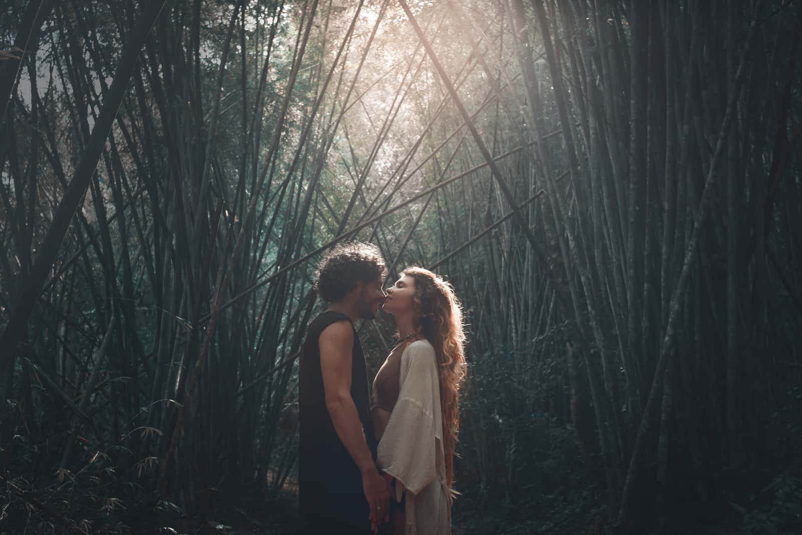 Ein verliebtes Paar küsst sich auf einem Bambusfeld