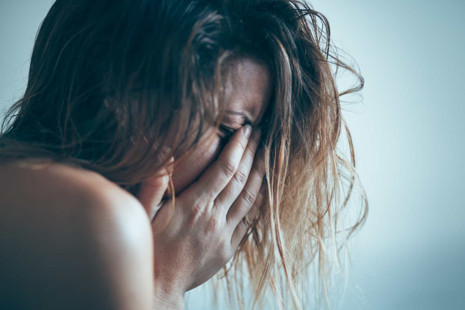 Eine junge depressive Frau weint