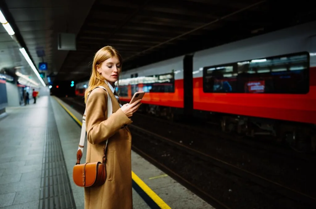 Frau in der U-Bahn