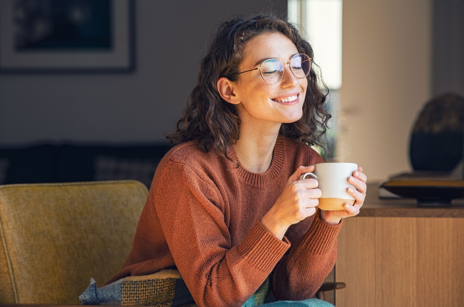 Frau trinkt einen Kaffee