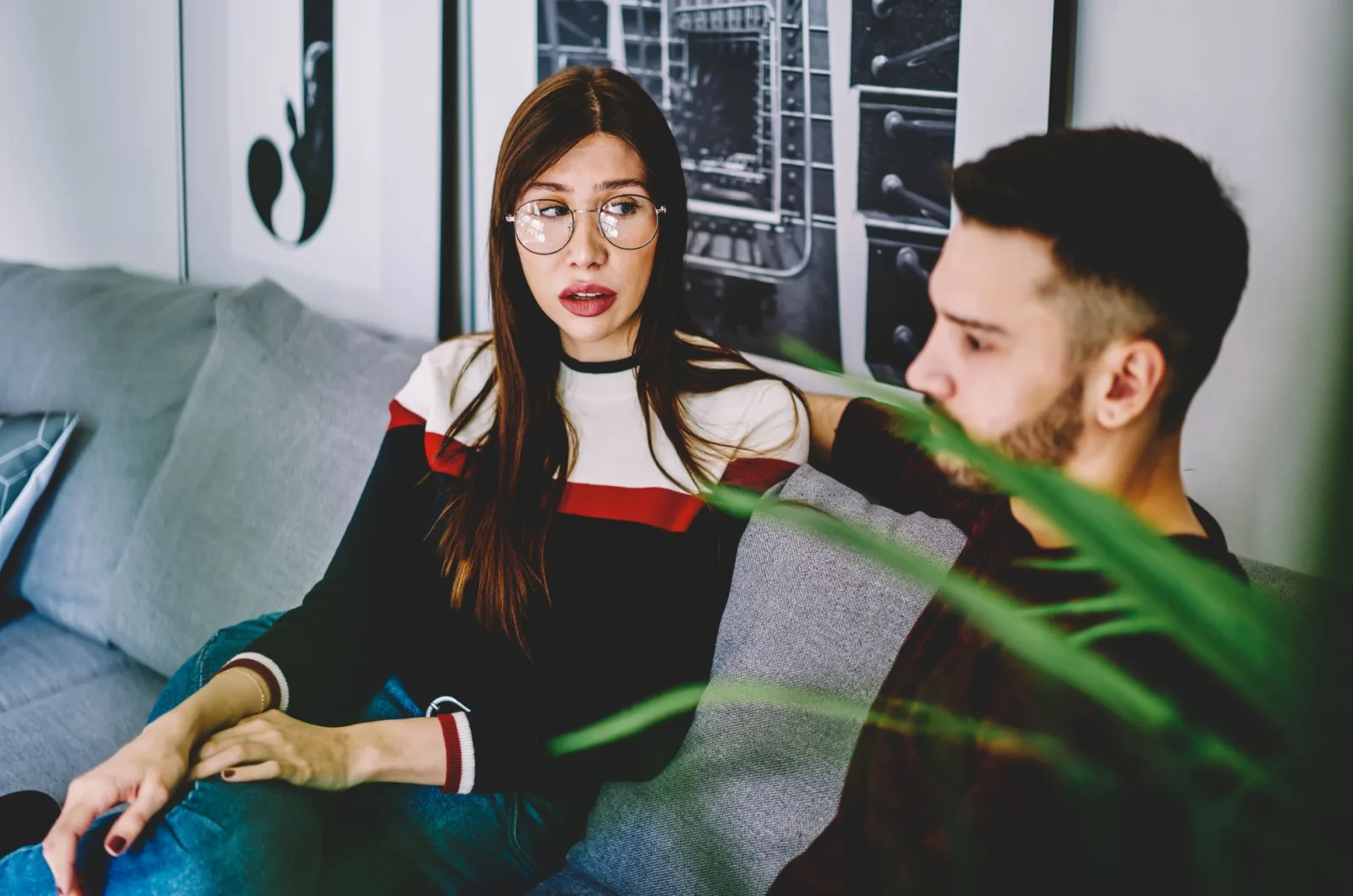 Frau und Mann auf der Couch