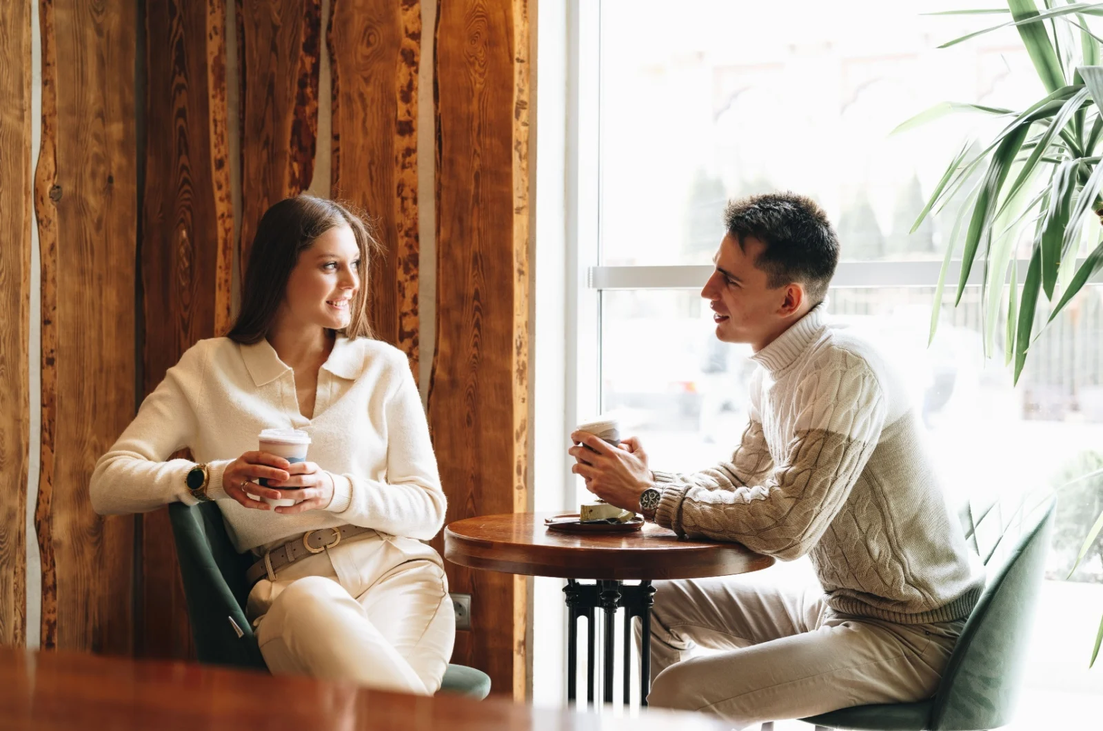 Frau und Mann trinken Kaffee