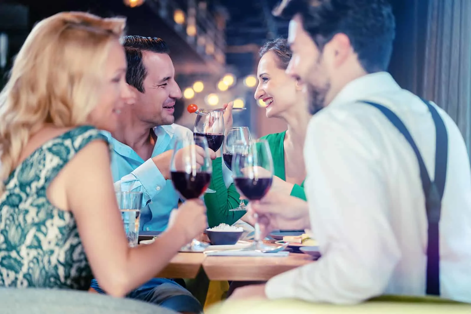 Freunde trinken Wein in einem Restaurant auf einem doppelten Date