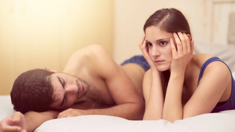 Mann und Frau im Bett