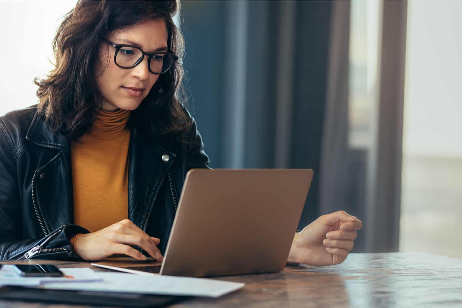 Geschäftsfrau beschäftigt, die an Laptop-Computer im Büro arbeitet