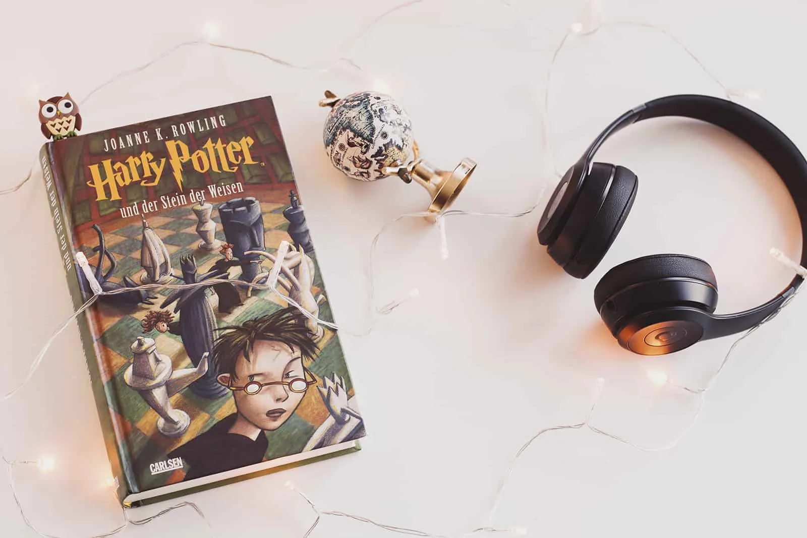 Harry Potter Buch und Kopfhörer daneben