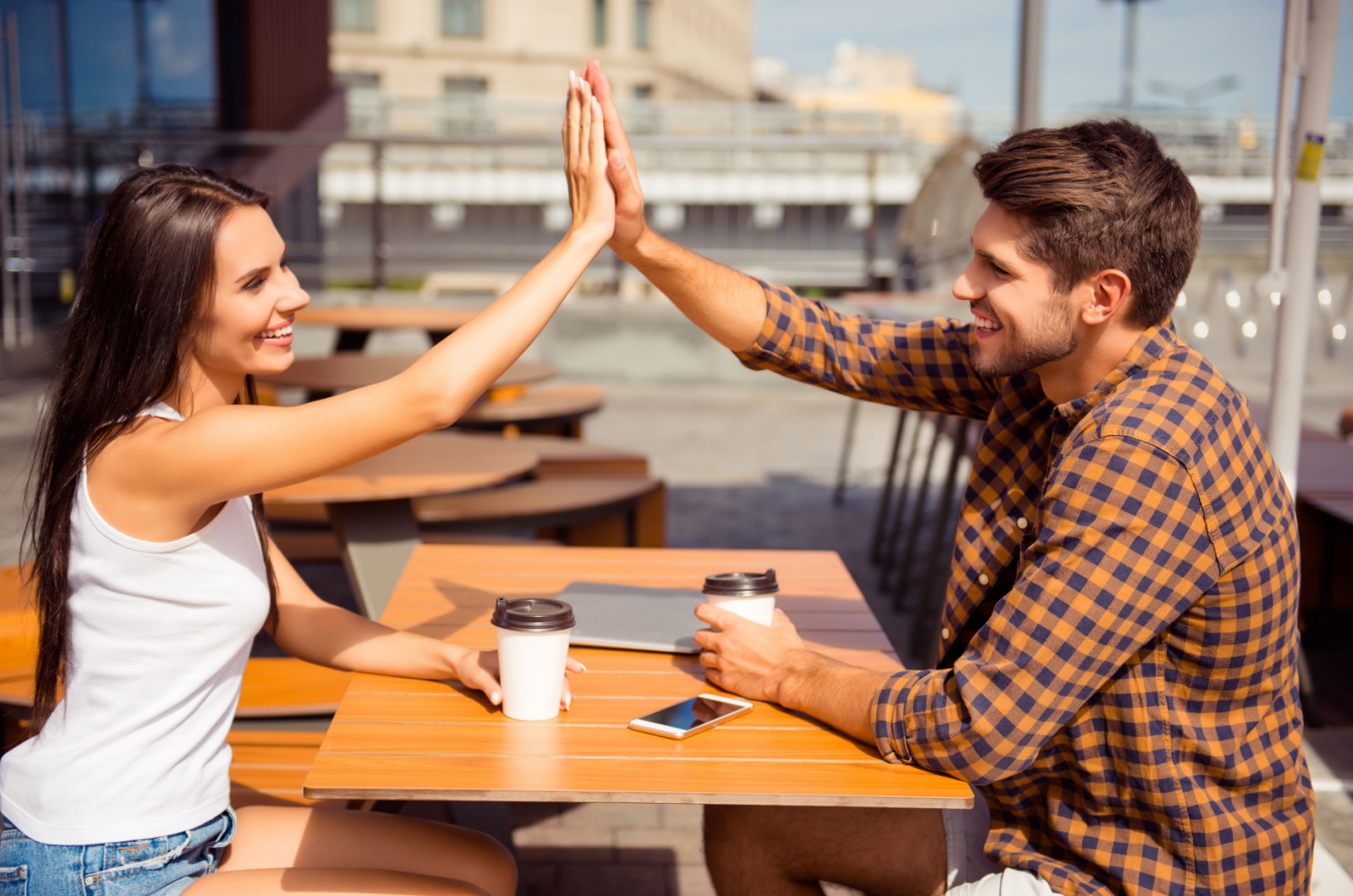 Mann und Frau geniessen ein Date