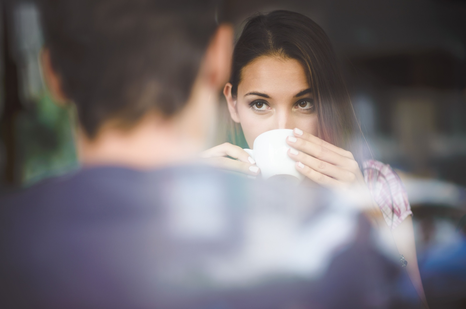 Mann und Frau geniessen einen Kaffee