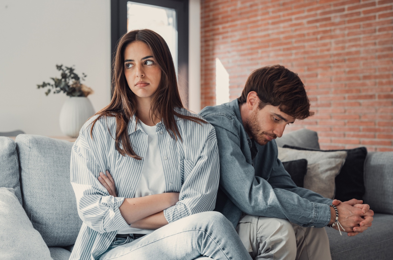 Mann und Frau nach Streit