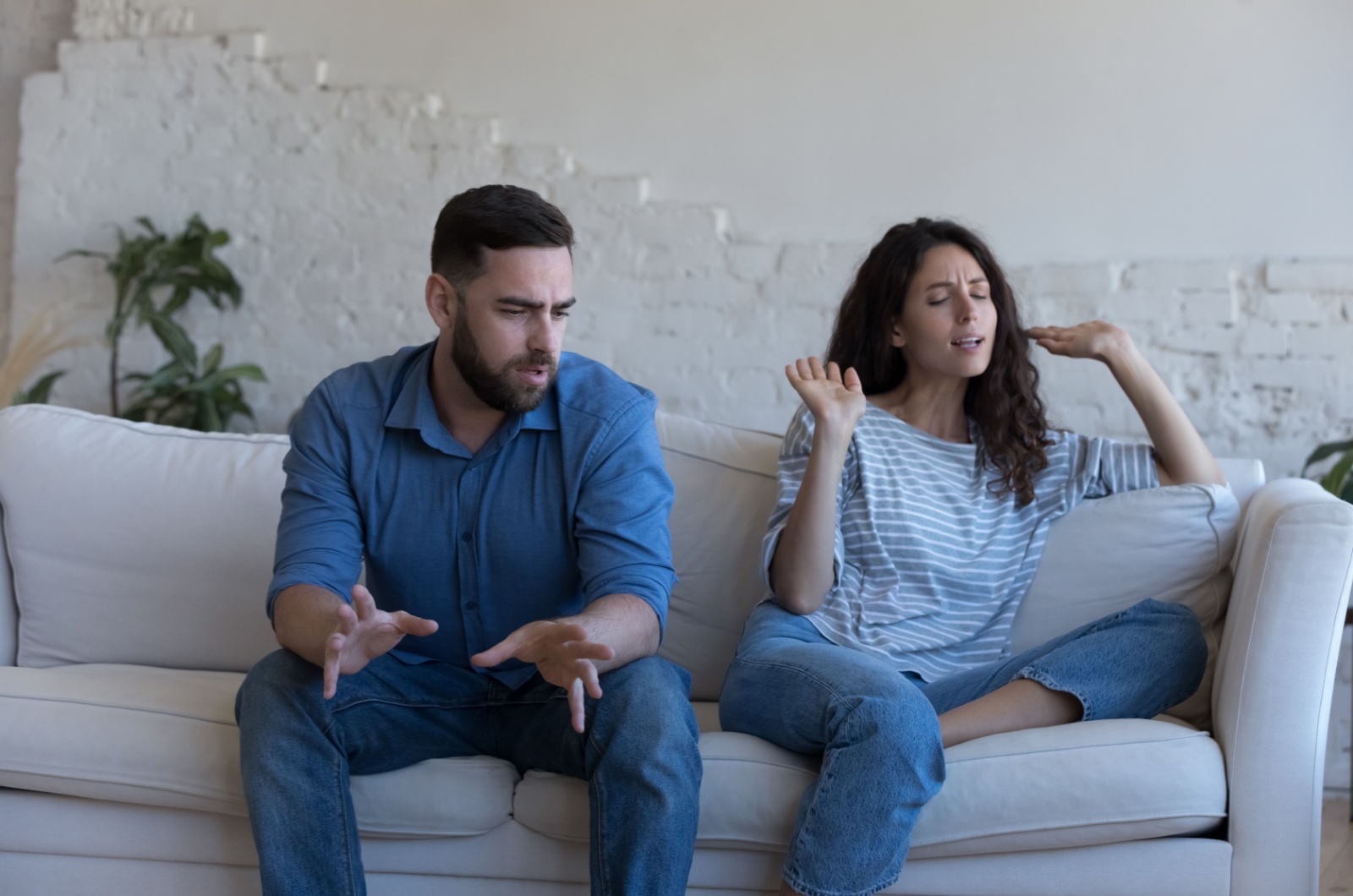 Mann und Frau streiten auf der Couch