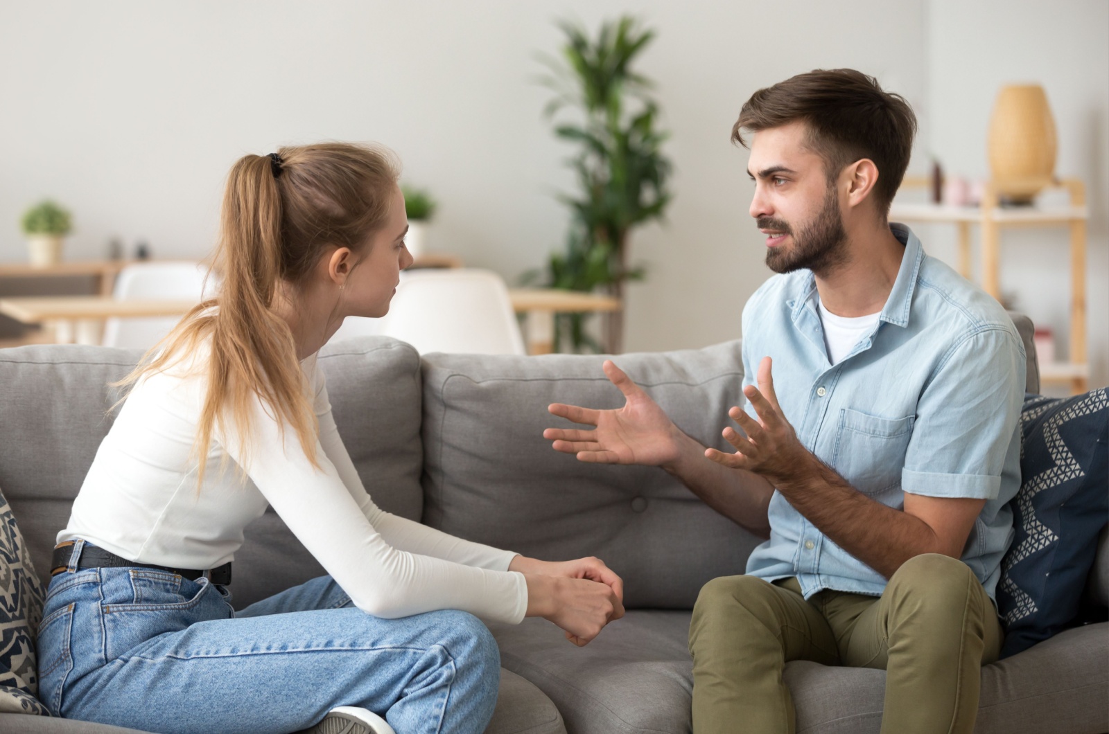 Mann und Frau unterhalten sich auf der Couch