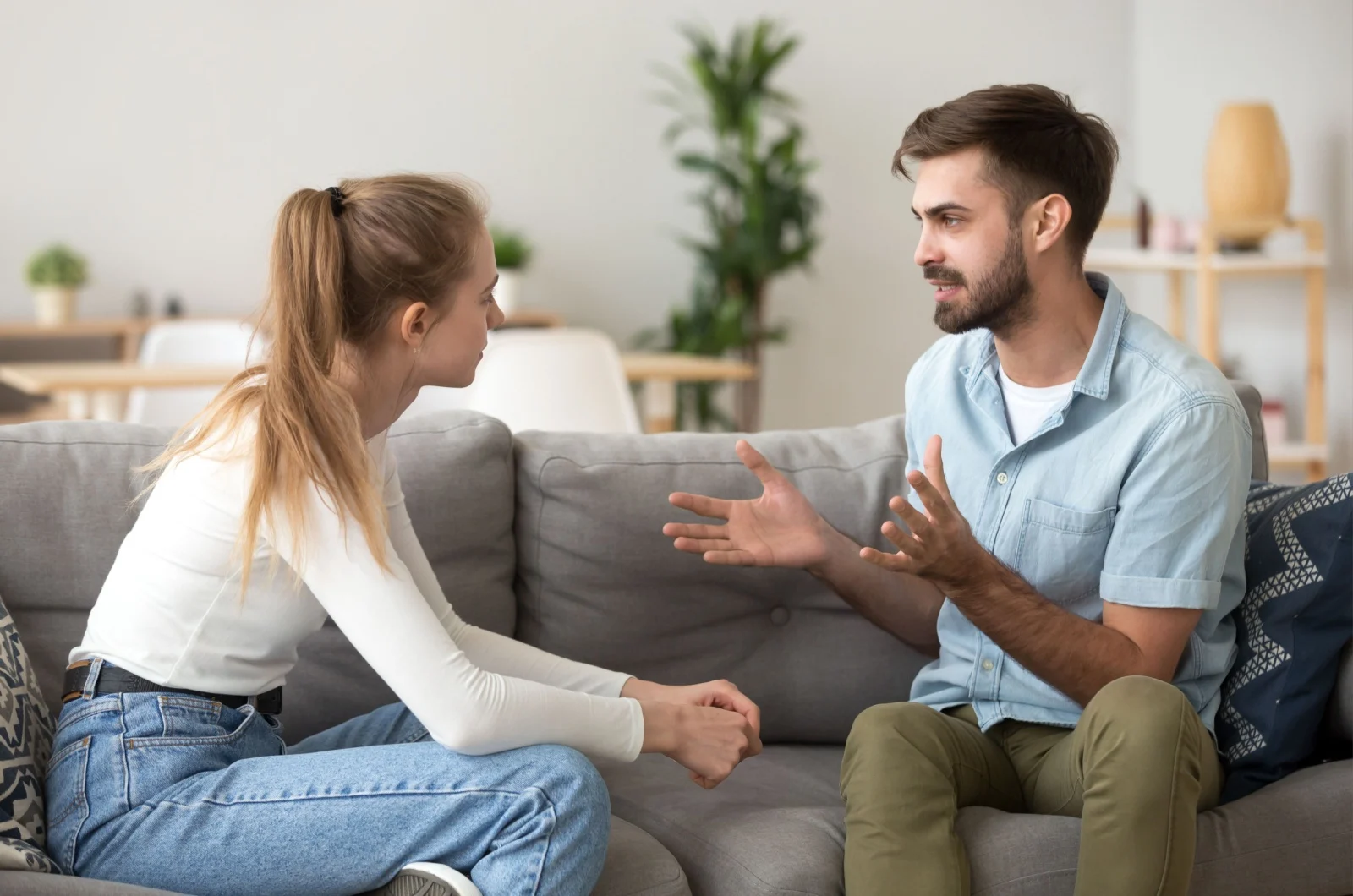 Mann und Frau unterhalten sich auf der Couch