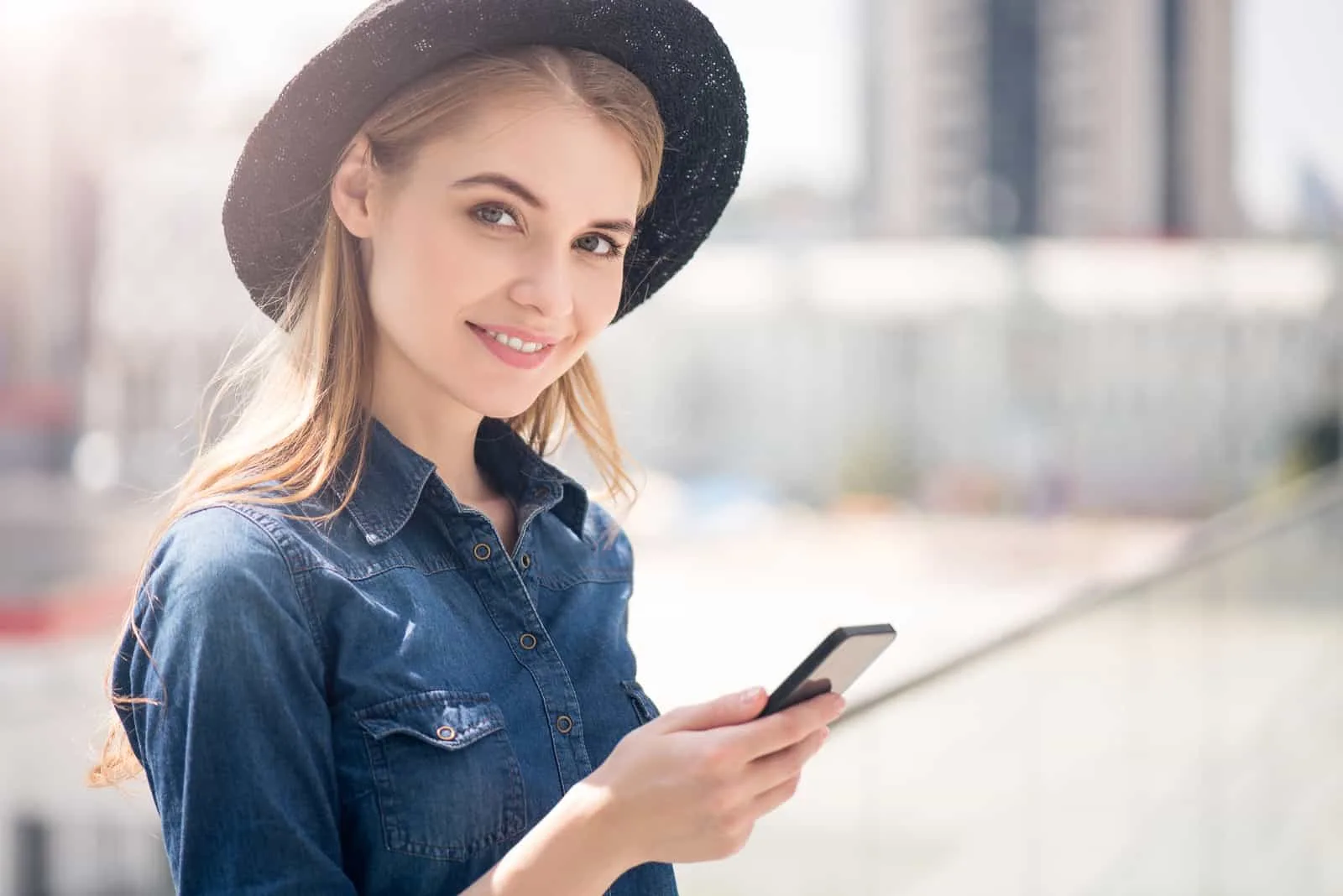 Moderne junge Frau mit Smartphone