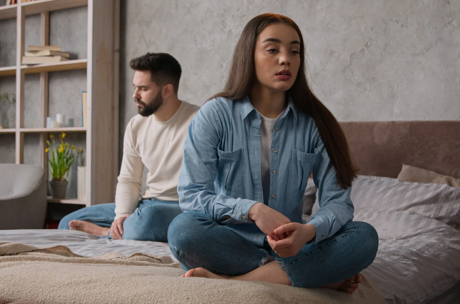 Paar im Bett, das sich gegenseitig ignoriert