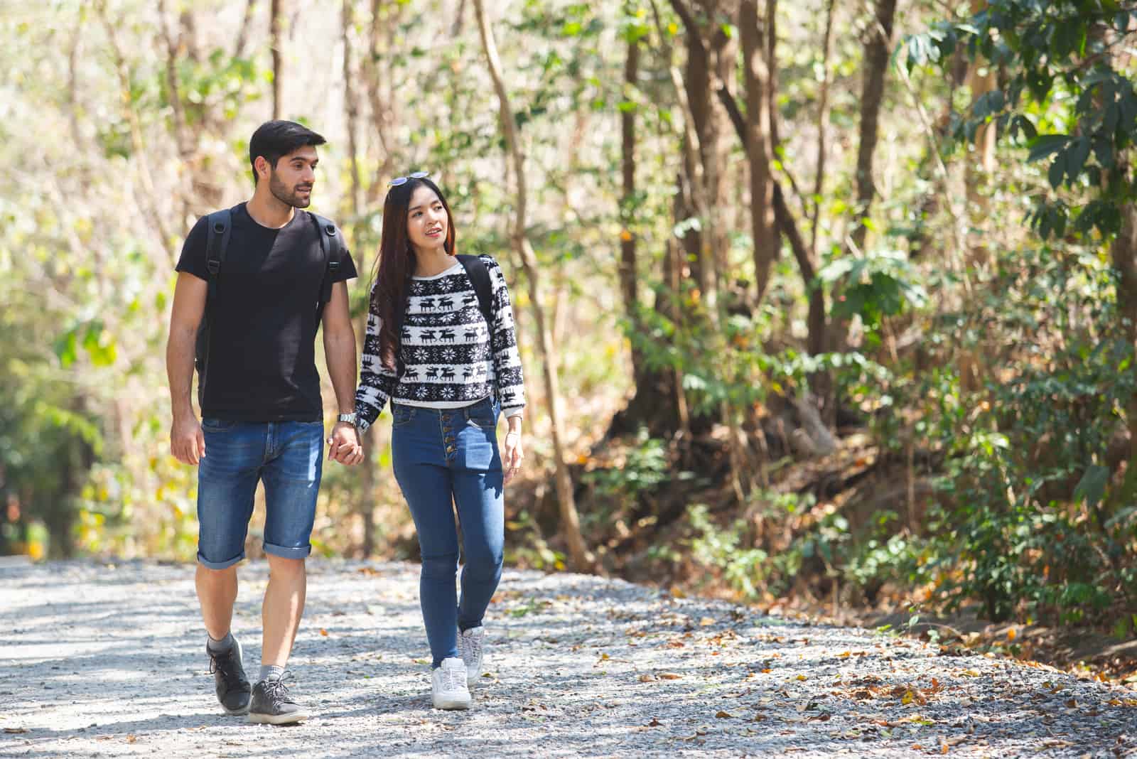Paar im Wald spazieren