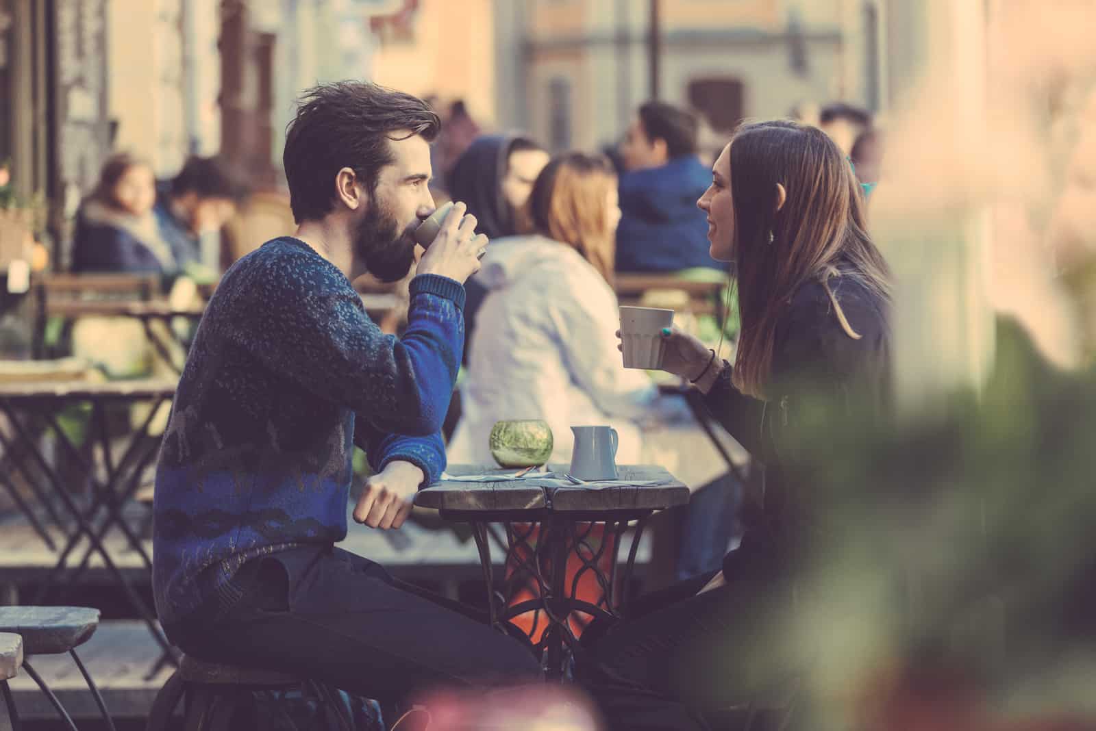 Paar sitzt und trinkt Kaffee