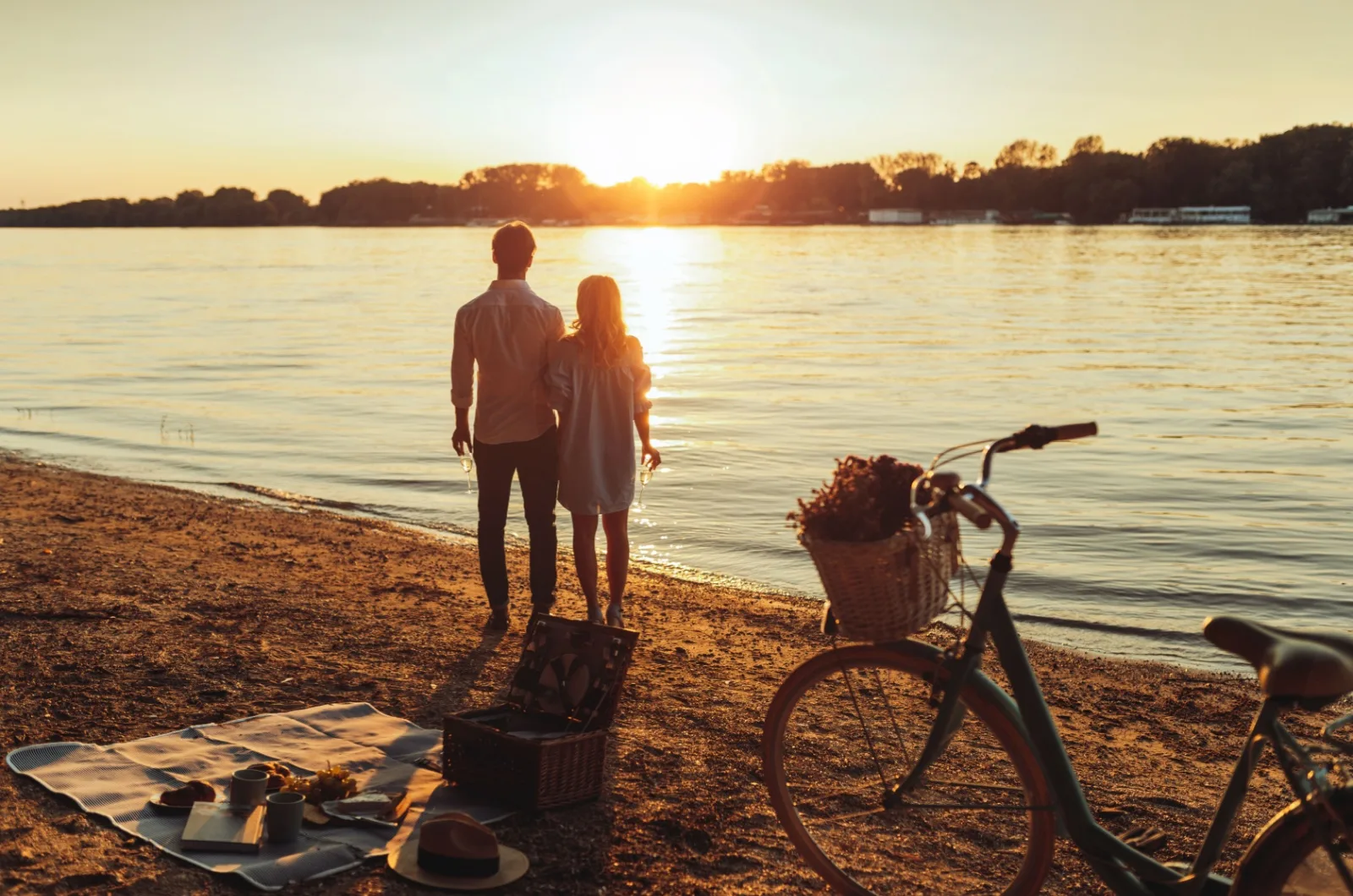 Picknick im Sonnenuntergang