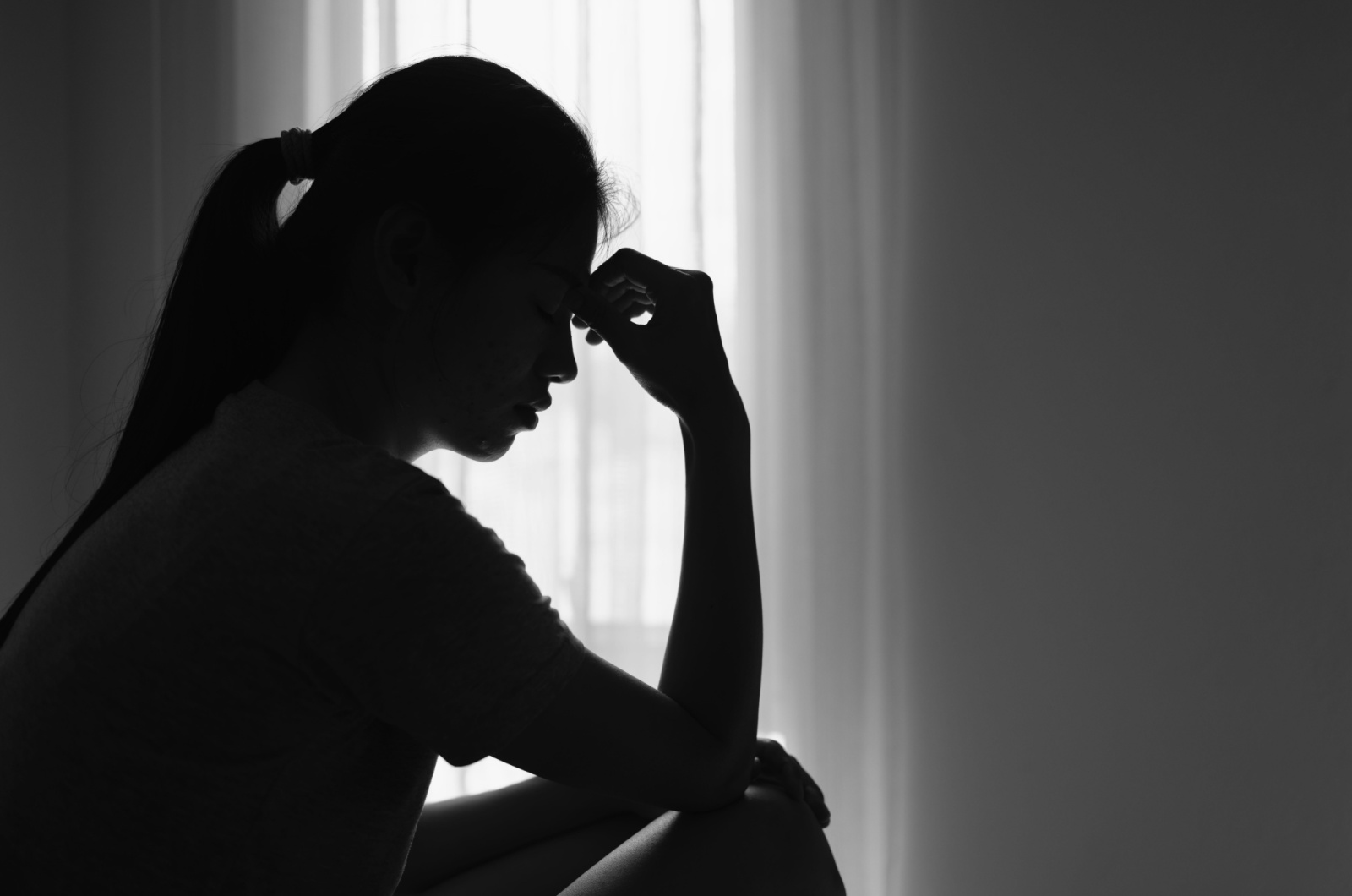 Silhouette einer traurigen Frau
