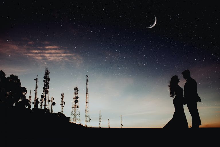 ein liebendes Paar, das unter dem Sternenhimmel steht