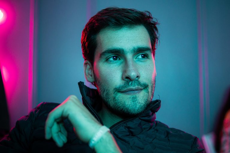 ein nachdenklicher Mann, der zur Seite schaut